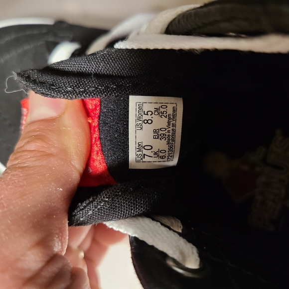 EXCELLENT Condition Peanuts Comics Vans High Tops - Picture 10 of 11